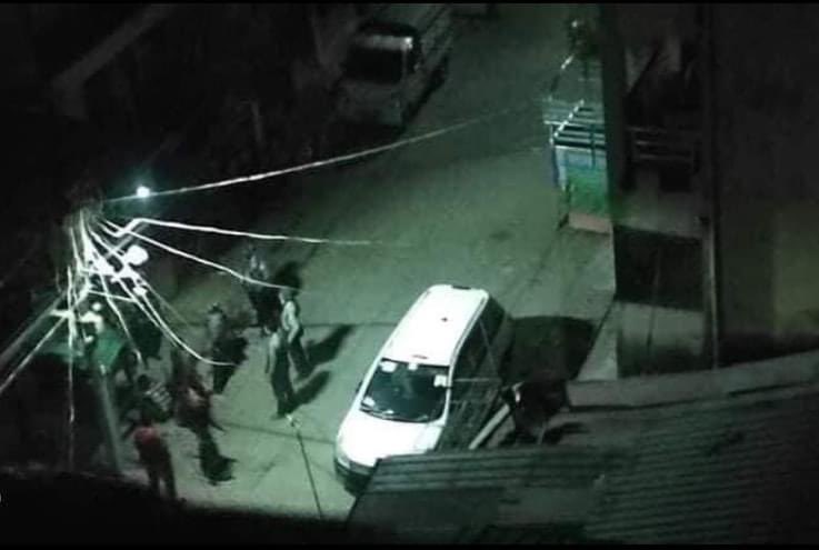 nslwin's tweet photo. Thaketa, Yangon:

Terrorists (#Myanmar security forces) abducted 6 night watch from Anawmar just a few mins ago. 

5 from 15th Street; 1 from 10th Street

#WhatsHappeninglnMyanmar #Apr3Coup #MilkTeaAlliance https://t.co/z0bug3OZME