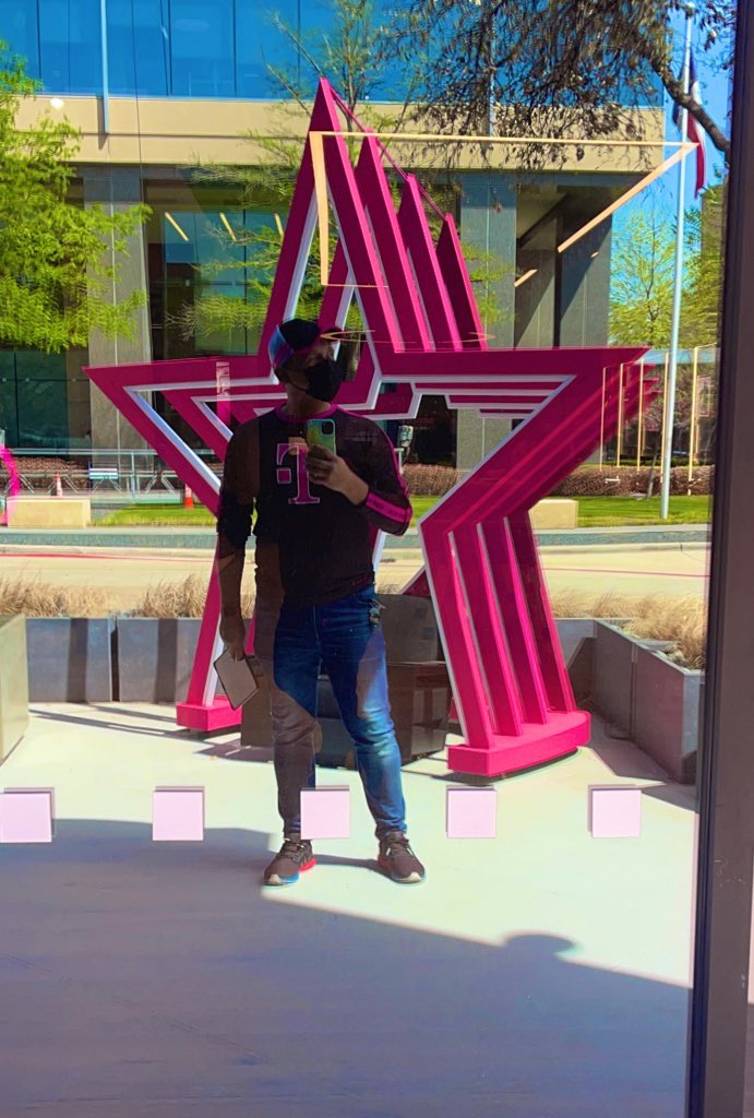PokeYadincito's tweet photo. It’s a beautiful day here at the shops!! Come on by and take a selfie with me! Excited for this new month!!! #NewMonthNewGoals Let’s go!!!! #SelfieStar #TMobile https://t.co/h6nwWZASdQ