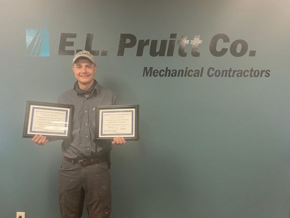 ELPruittMechan1's tweet photo. Congrats Stephen Harney! He completed a virtual 3-part training course conducted on Manitowoc Equipment including Manitowoc Ice & Koolaire Indigo NXT-AWN, Koolaire & Neo & Indigo NXT-QQ. You'll find these ice machines in restaurants, hotels & commercial kitchens. #ServiceDept https://t.co/xRiDkZ0Dfk