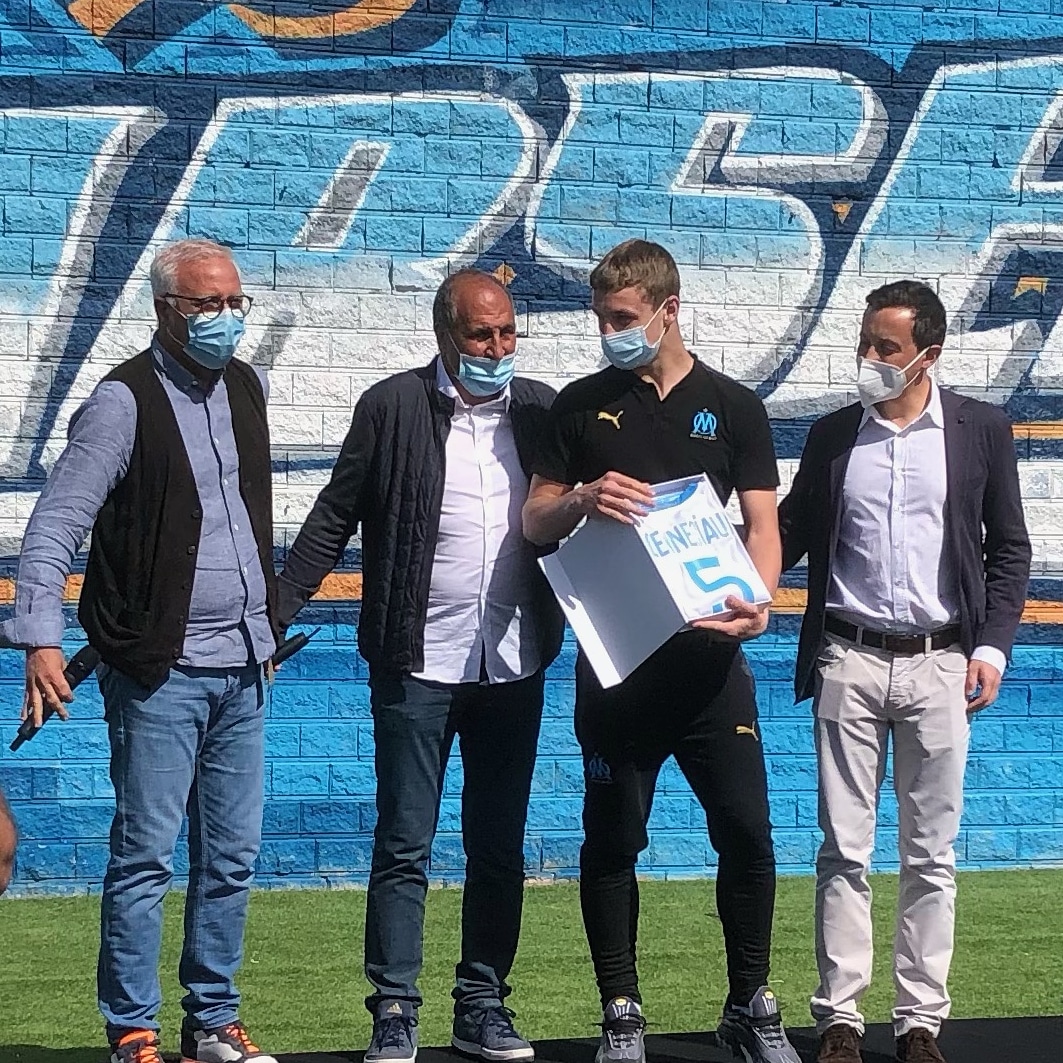 GROUPEUSM's tweet photo. Congratulations to Enzo GENNECIAUX , who received his jersey during OM's official ceremony in attendance of President Pablo Longoria, Head of Academy Nasser Larguet and OM's Association President Robert Nazaretian.
#football #om #player #playersagent https://t.co/tRsEEC4tfe