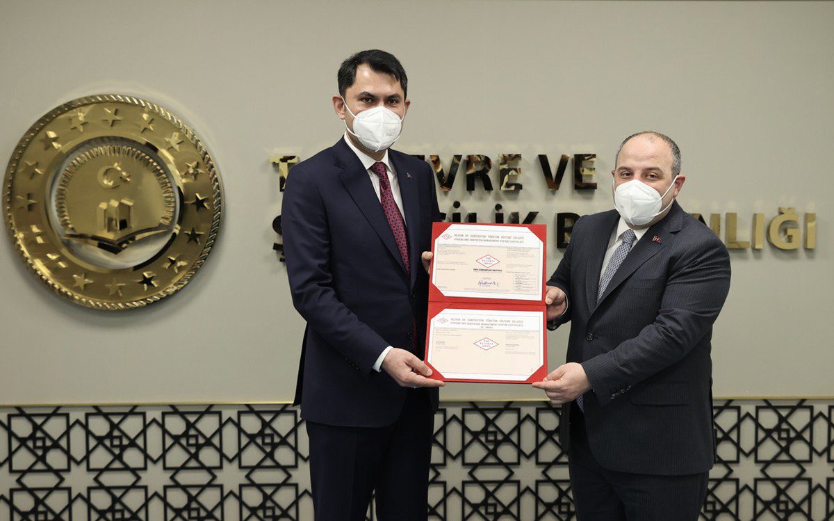 Korona tedbirlerimiz dolayısıyla daha önce TSE Güvenli Hizmet Belgesi alan Bakanlığımız, TS 13811 Hijyen ve Sanitasyon Yönetim Sistemi Belgesi almaya hak kazanan ilk kamu kurumu oldu.Sertifikamızı takdim eden Sanayi ve Teknoloji Bakanımız Sayın Mustafa Varank’a teşekkür ediyorum.