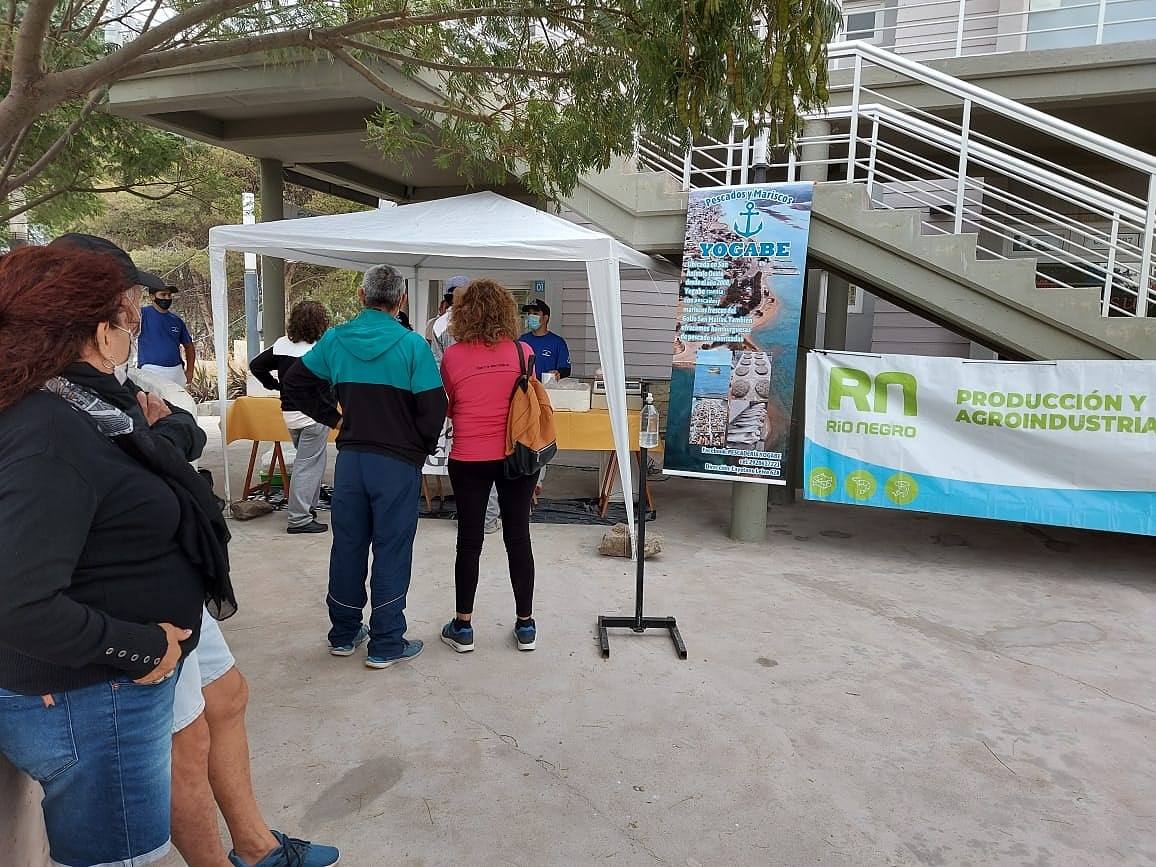 econprod_rn's tweet image. Otra jornada de 🐟 #Elegipescado 🐟  se desarrolla con total éxito en Las Grutas 😷  

Paseo de las Torres, Tercera Bajada 💪
                 
#elegirionegro #comprelocal #comprerionegro #kilometrocero #consumirionegro