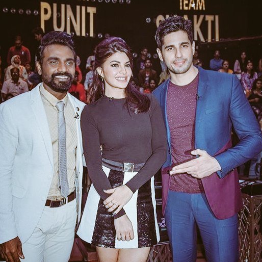 Sidharthfan_15's tweet photo. Missing #sidline photos, videos ahhh๐ญ๐ญ!!! @Asli_Jacqueline @SidMalhotra https://t.co/gi4L2iU7h2