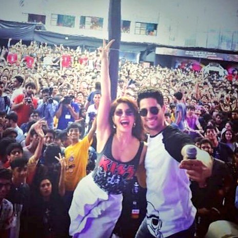 Sidharthfan_15's tweet photo. Missing #sidline photos, videos ahhh๐ญ๐ญ!!! @Asli_Jacqueline @SidMalhotra https://t.co/gi4L2iU7h2