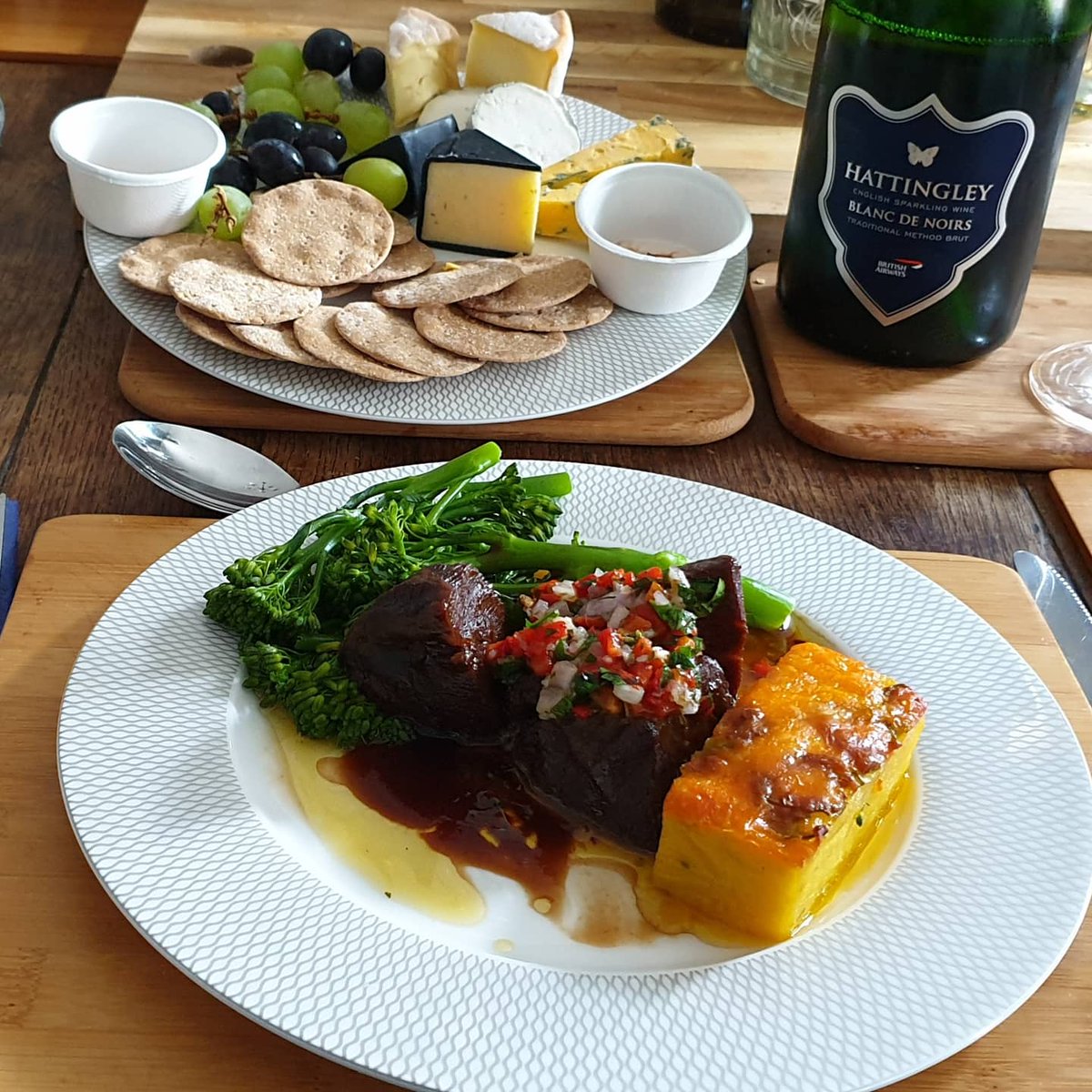 northwineschool's tweet photo. Enjoying our @British_Airways @feastboxuk #bafirstfeast this Good Friday eve. Accompanied by a fantastic glass of @hattingleywines Blanc de Noirs. We've been meaning to break out our finest branded BA tableware we recently picked up ;) https://t.co/BrSAPJuVgW