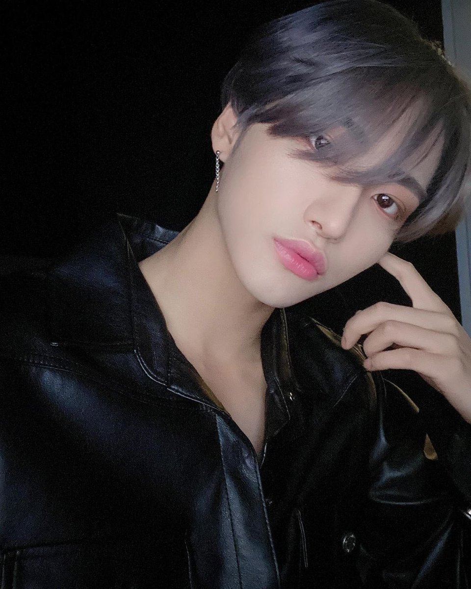 everyone shut up its seonghwa day

#우리의반짝별_성화야_생일축하해
#OUR_STAR_SEONGHWADAY