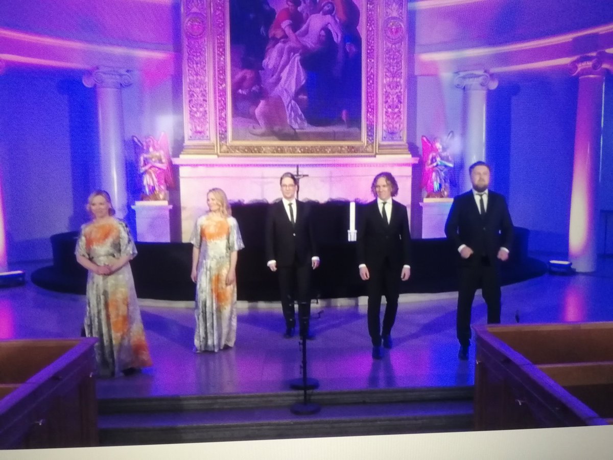 LeenaLaamanen's tweet photo. Ikävä livetapahtumien energialatausta? Omia vieroitusoireita lievitti tänään upeasti #clubforfive livenä kotisohvalle. Hyödyntäkää ystävät näitä maksullisia streameja. Iso ilo kuulijalle, edes jonkinlainen tuki artisteille. #kulttuuri #toivo https://t.co/E6caLYhk82