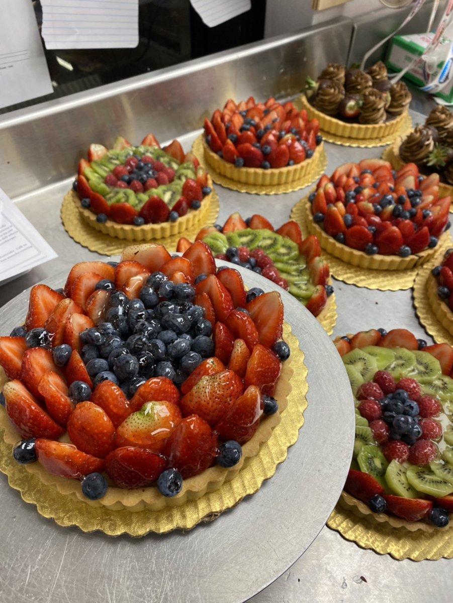 AdamsMarkets's tweet photo. Oh my lantaaa!
Check out these gorgeous fruit tarts created by Jocelyn in #SheltonCT! 🤩🤩🤩
#LiteralFruitArt #MadeHereMadeFresh #Woooooooooow 😱😱😱 https://t.co/pCpKRvYkdK