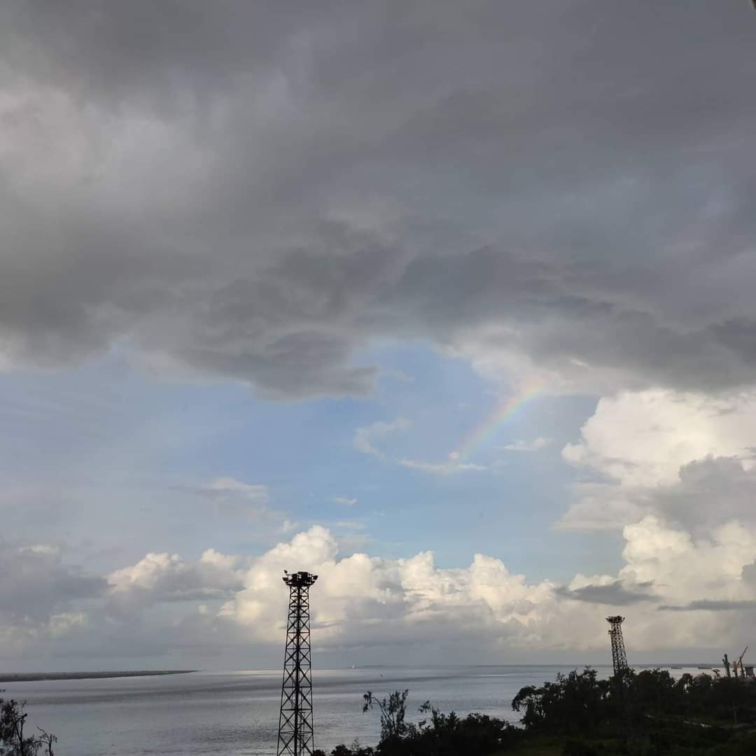 Reshma_Nilofer's tweet photo. @SynergyGroup06 #FindARainbowDay post for April 3...
These r pictures of rainbows from River Hooghly - the Beautiful and Furious Ganges. Breathtaking primary n secondary rainbows exactly resting from bank to bank and two other pictures!!! #MaritimePilot #RiverPilot #RainbowResh https://t.co/1QFIAqpEBA