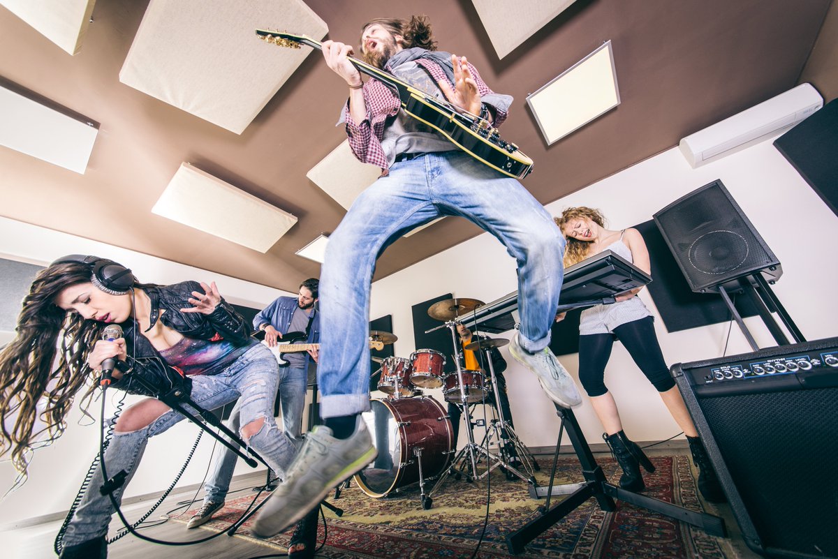 Фотосессия рок группы в студии. Hard картинка. Тренировка по баскетболу. Hard картинка. Playing harder.