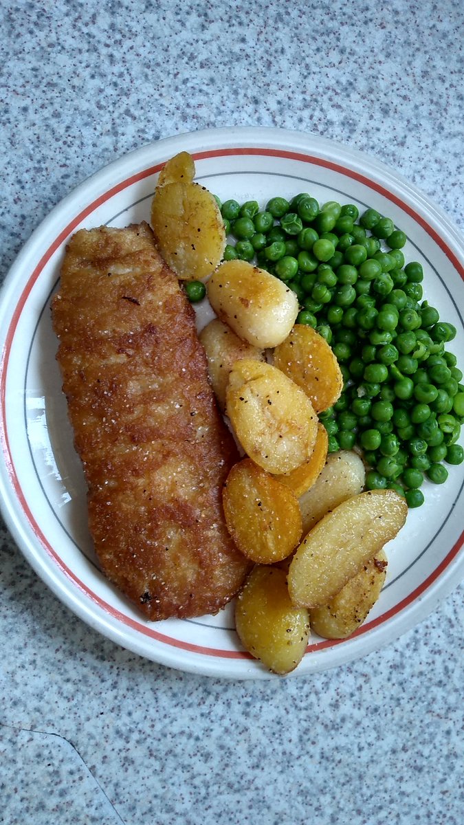 LachlanMain's tweet photo. KITCHEN.
It's Friday, it must be fish day ๐.
#kitchen #fishandchips #batteredfish https://t.co/bBEqzx6a5o