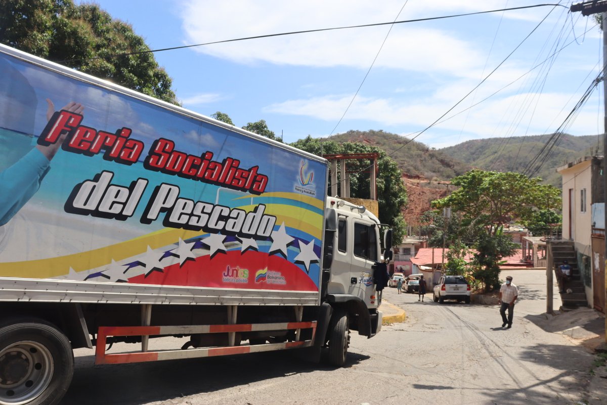 Minpescave2's tweet photo. "El presidente @NicolasMaduro ha orientado llevar proteína del mar y de los ríos a cada rincón del país, hemos hecho nuestro máximo esfuerzo en bicicleta, en camiones, en motos y a pie, el pescado llegará a la puerta de las casas" @juanlayavargas #YoComoPescado #PrevenirEsLaClave https://t.co/PBJCJU7by2