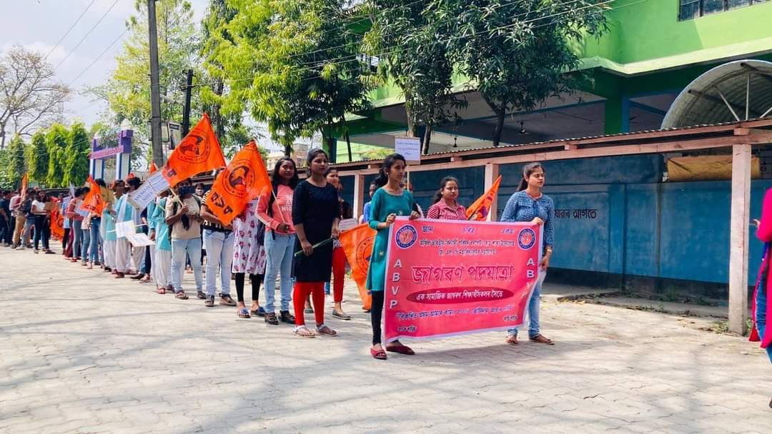 ABVPAssam's tweet photo. অখিল ভাৰতীয় বিদ্যাৰ্থী পৰিষদ বৰপেটা ৰোড শাখা উদ্যোগত অহা ৬ এপ্ৰিল তাৰিখে ১০০% ভোট দান কৰিবলৈ এখন সজাগতা পদযাত্ৰা আয়োজন কৰা হয়। আমাৰ ভোট আমাৰ অধিকাৰ, আমাৰ অধিকাৰ সাব্যস্ত কৰি এখন শক্তিশালী চৰকাৰ গঠন কৰোঁ আহঁক।
#ABVPAssam #VoteForAssam https://t.co/oXG7ms0GSf