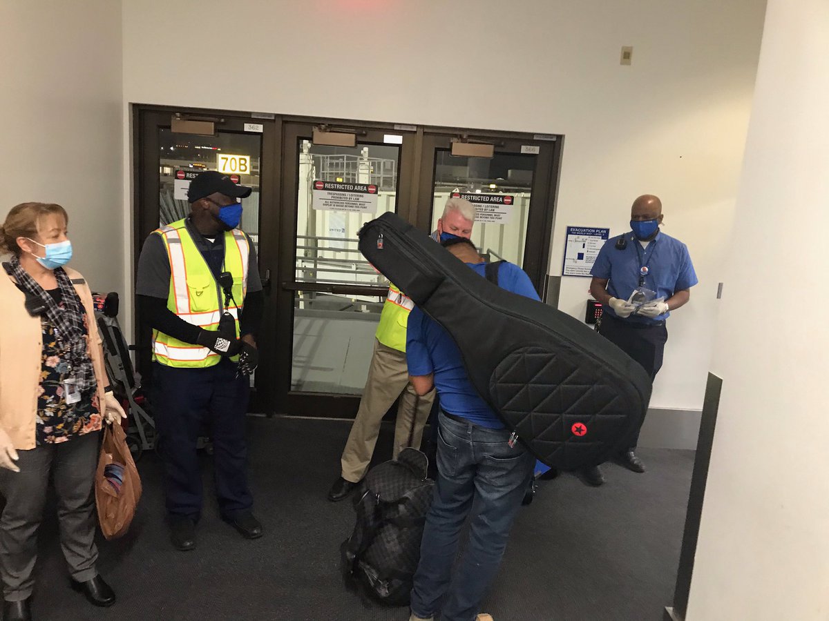 The LAX team having some fun last night greeting our customers boarding our new LAX-SAP flight. Lots of excitement and a great way to say “Thank you for flying United”. #beingunited @AlbertoDiaz_UAL @TammyLHServedio @DorisGunnell