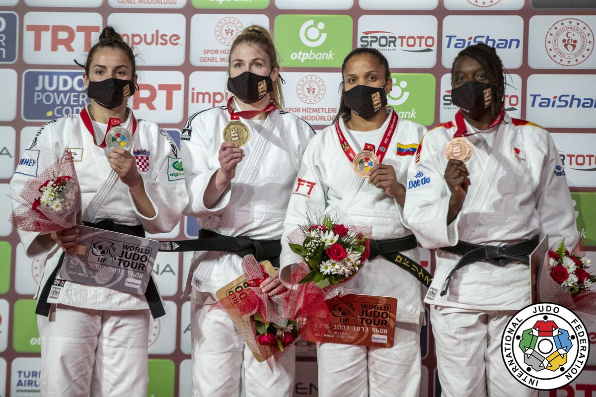 CentroCaribeS's tweet photo. 🇻🇪🥉ELVISMAR AL PODIO🥉🇻🇪

Elvismar Rodríguez se colgó medalla de bronce en el Antalya🇹🇷 Grand Slam de Judo, su 7º 🥉 en este tipo de eventos.

¡Elvismar es un orgullo venezolano y de la región 👏🔝!

📸 @judo

#centrocaribesports https://t.co/uDDYOZuUqe