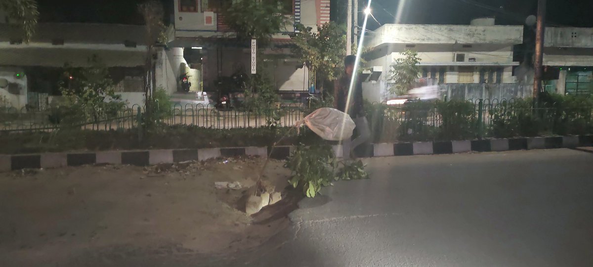fasi_adeeb's tweet photo. This pot hole road has sent so many bike rider's to Hospital with accident's. But I can't understand y our officer's and Politicians are not getting into their notice!
I req to @MC_GWMC officers to look over!
Location Shambhunipet SBI Bank before🌱🌱
9959281763 
@arvindkumar_ias https://t.co/Agcu9DLvtW