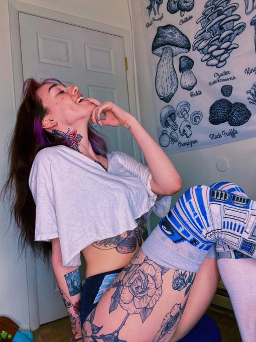 2 pic. sent out my r2-d2 thigh high video, y’all know where the link is ? https://t.co/Kf8giJQnZ5