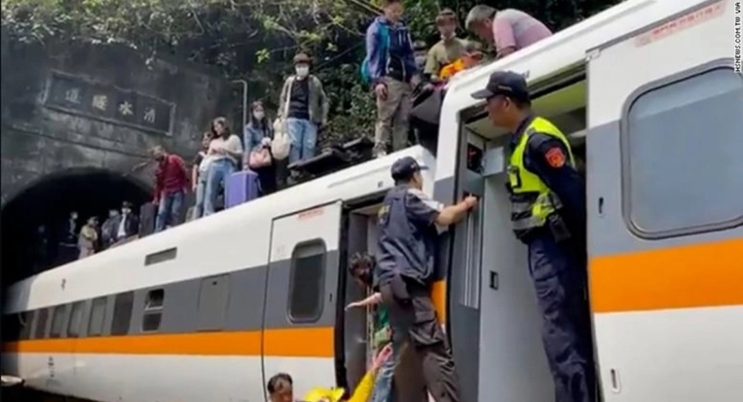 MaryMelgarejoP's tweet photo. Mi solidaridad y sentidas condolencias con el hermano País Taiwán y en especial a todos los familiares que han perdido a sus seres queridos en  el trágico accidente de un tren en #Hualien, #Taiwan .
@iingwen, @TaiwanenPeru,
Fe🙏y lluvia de bendiciones 🙏🇵🇪🇵🇪🇵🇪 https://t.co/tXDkpCxyBy