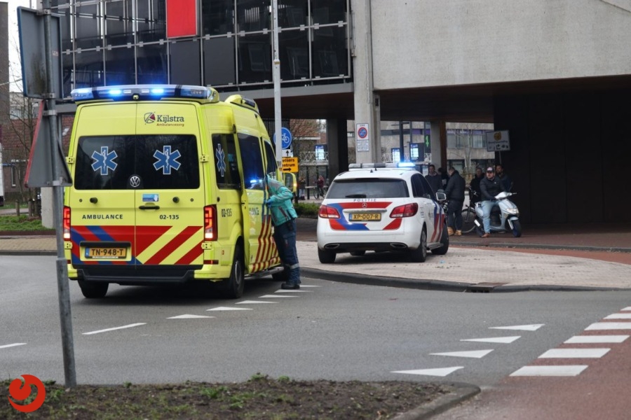 Vrouw raakt ernstig gewond na aanrijding met auto op rotonde