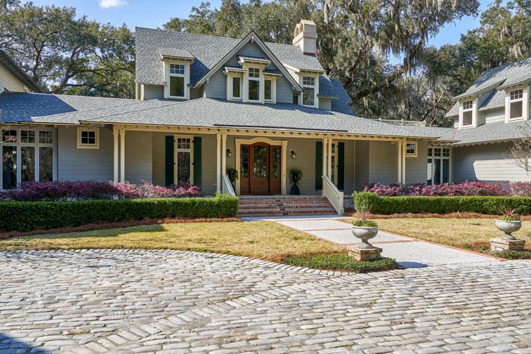 STLHomesMag's tweet photo. A stunning exterior of a home in South Carolina, the interior of which was designed by STL designer Gigi Lombrano! 
Interior Design: Gigi Lombrano
Photographer: Tom Jenkins
.
#stlhomes #country #countryhomes #architecture #exterior #exteriordesign #exteriorstyle #southerndesign https://t.co/nylVAimCmU