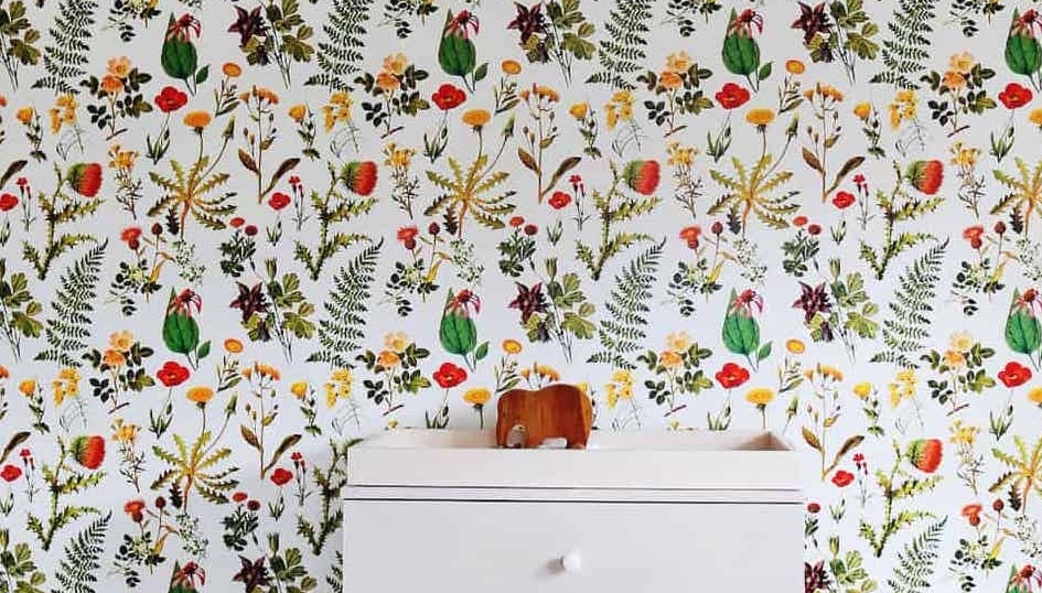 SpoonflowerHome's tweet photo. Emma of @abeautifulmess created a welcoming space for her upcoming arrival with a perfect pattern of pressed plants. ❤️🌿

Shop the redbriarstudio design and save 15% on #wallpaper rolls through tonight, 11:59pm ET April 2nd. >> https://t.co/NVbVL9Izxi https://t.co/0fKlvipQt9