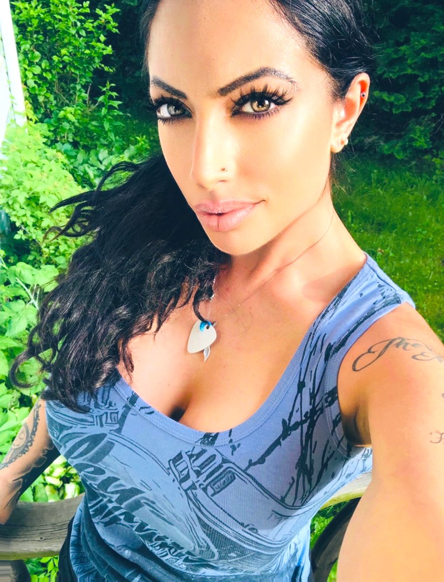“How glad I am that you exist..
𝓥𝓲𝓽𝓪 𝓢𝓪𝓬𝓴𝓿𝓲𝓵𝓵𝓮~𝓦𝓮𝓼𝓽 ♥️
Hope you all have a rocking Friday Beautiful People!! 🤘🏻🙏🏻🧡
#fridayvibes #gratitude #blessedbeyondmeasure