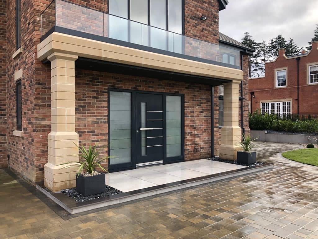 Drivesett Savana and Symphony range to complete the frontage of this new self build ⁦@MarshallsReg⁩ #drive #landscapegarden #selfbuild