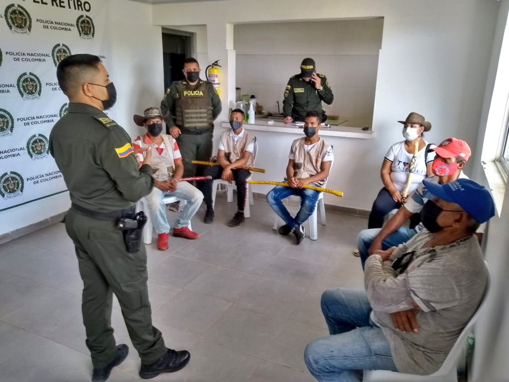 PoliciaBolivar's tweet photo. En el marco del despliegue de la estrategia #ESPOV,  se realizó reunión con la comunidad del cabildo indígena Zenu en el corregimiento #ElRetiro, con el fin de abordar temas en materia de seguridad y convivencia ciudadana.
#DerechosHumanosDEBOL #EsUnHonorSerPolicia https://t.co/cJPsWjUmuD