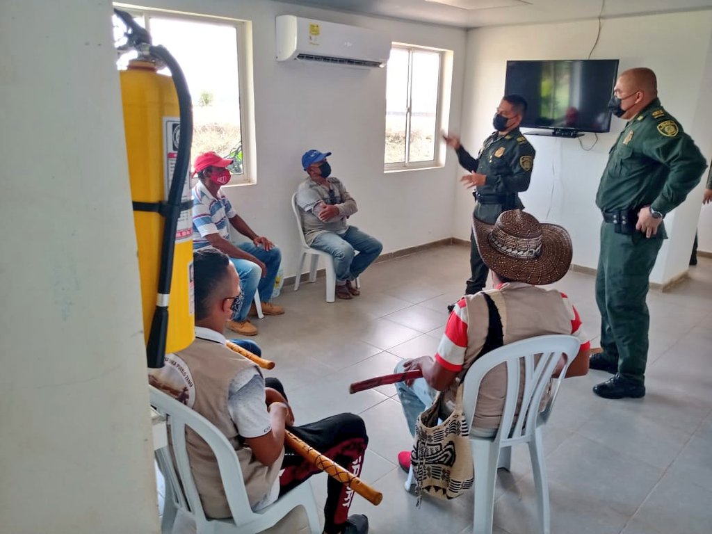 PoliciaBolivar's tweet photo. En el marco del despliegue de la estrategia #ESPOV,  se realizó reunión con la comunidad del cabildo indígena Zenu en el corregimiento #ElRetiro, con el fin de abordar temas en materia de seguridad y convivencia ciudadana.
#DerechosHumanosDEBOL #EsUnHonorSerPolicia https://t.co/cJPsWjUmuD