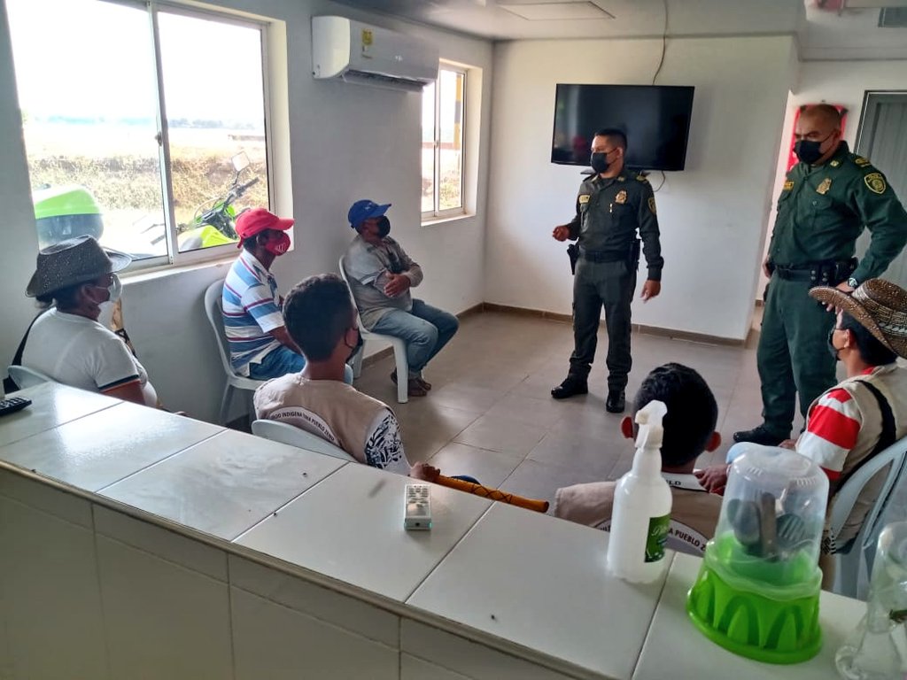 PoliciaBolivar's tweet photo. En el marco del despliegue de la estrategia #ESPOV,  se realizó reunión con la comunidad del cabildo indígena Zenu en el corregimiento #ElRetiro, con el fin de abordar temas en materia de seguridad y convivencia ciudadana.
#DerechosHumanosDEBOL #EsUnHonorSerPolicia https://t.co/cJPsWjUmuD