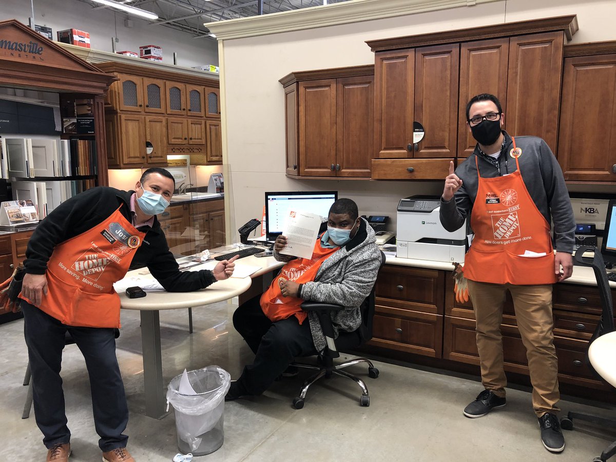 MikeBennett1213's tweet photo. RVP Recognition and Badges for Gene, Scott and Jackie! Thanks so much for going above and beyond during the ice/snow storms in NWA! We are so lucky to have each and everyone one of you at 8445 and with HD! #HDValues https://t.co/0y4lGq2ELN