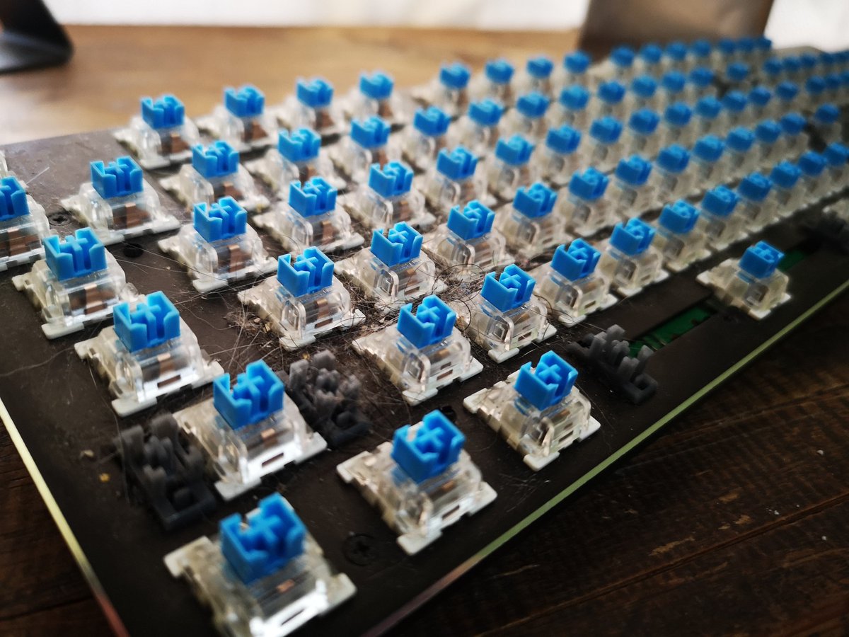 x_Jika_x's tweet photo. No sean como Hika. Limpien su teclado varias veces al aรฑo. Es mugre acumulada desde que lo compre... Seguro al menos 4 aรฑos de mugre xDU
#VStreamer #VTuber #ESVTuber #Keyboard #DirtyKeyboard https://t.co/jvpV7gdKmU
