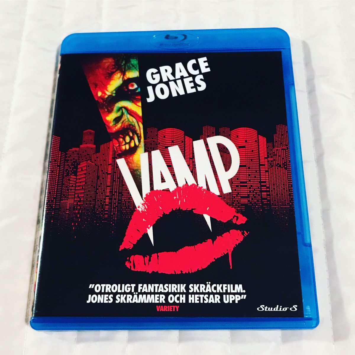 DennisAlexis84's tweet photo. Watching "Vamp" (1986) on Blu-ray. Horror comedy directed by Richard Wenk. Starring the fabulous Grace Jones with Chris Makepeace, Robert Rusler and Dedee Pfeiffer. 🎥🎞

#VampMovie #Vamp1986 #RichardWenk #GraceJones #ChrisMakepeace #RobertRusler #DedeePfeiffer #horror #bluray https://t.co/kvbvSfsGzw