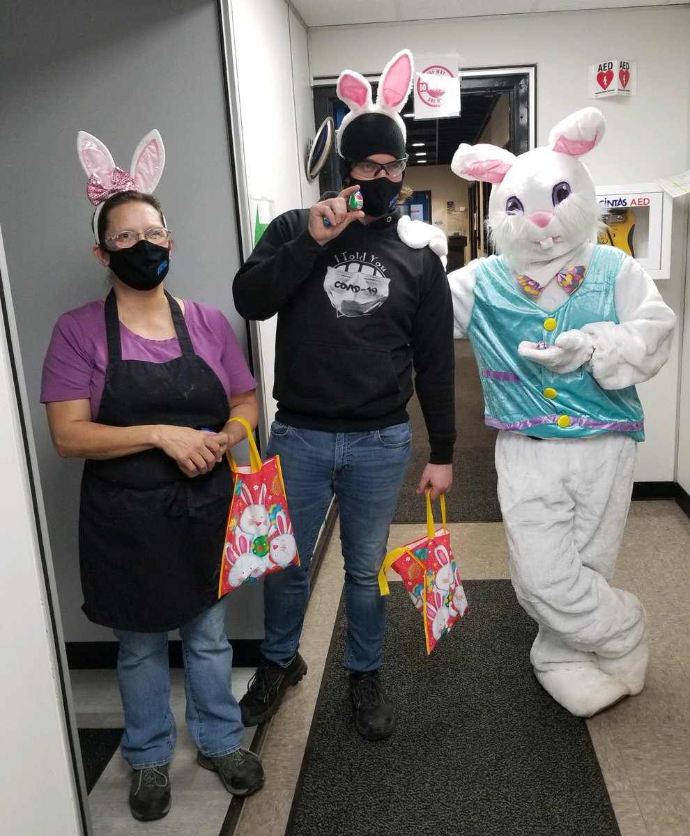 Versamatic1's tweet photo. Versamatic employees were pleasantly surprised when the Easter Bunny dropped by to deliver candy!
Happy Easter from the team, and the Easter Bunny, at Warren Rupp.
#warrenrupp #easter2021 https://t.co/towo8qwMKV