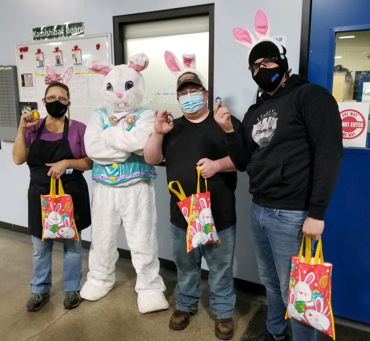 Versamatic1's tweet photo. Versamatic employees were pleasantly surprised when the Easter Bunny dropped by to deliver candy!
Happy Easter from the team, and the Easter Bunny, at Warren Rupp.
#warrenrupp #easter2021 https://t.co/towo8qwMKV