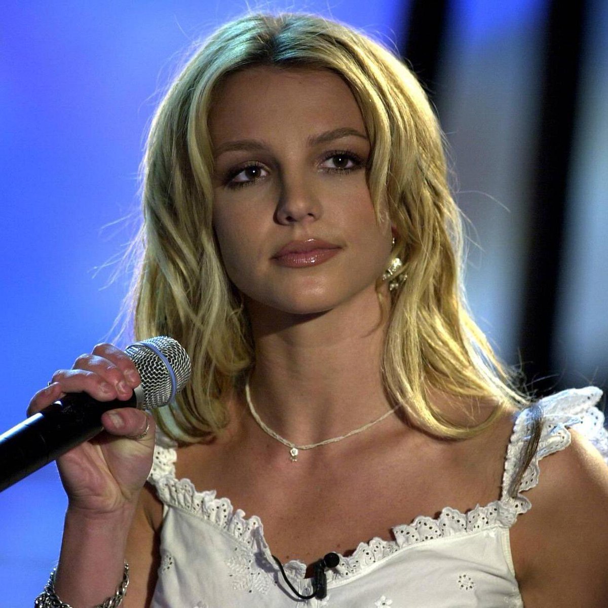 Britney Spears CAN sing and here’s proof: A thread