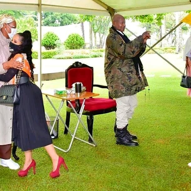 DJSOULke1's tweet photo. Akon and his wife,Rozina today where hosted in Rwakitura (UGANDA) by President Museven and first lady Janet museven.Akon is a part of delegation of investor from US seeking to set up a business in Uganda
https://t.co/k3EMBWuGAs https://t.co/cr5ZcTwEpe