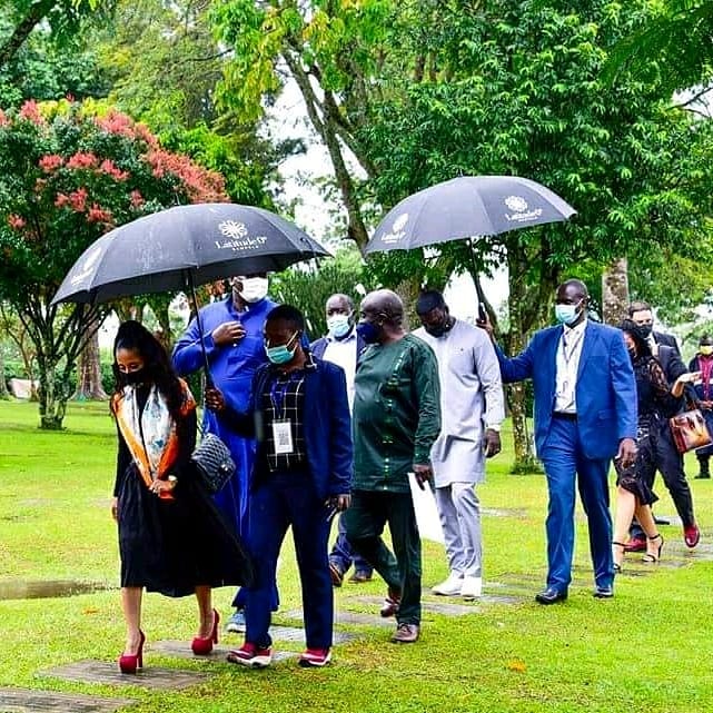 DJSOULke1's tweet photo. Akon and his wife,Rozina today where hosted in Rwakitura (UGANDA) by President Museven and first lady Janet museven.Akon is a part of delegation of investor from US seeking to set up a business in Uganda
https://t.co/k3EMBWuGAs https://t.co/cr5ZcTwEpe