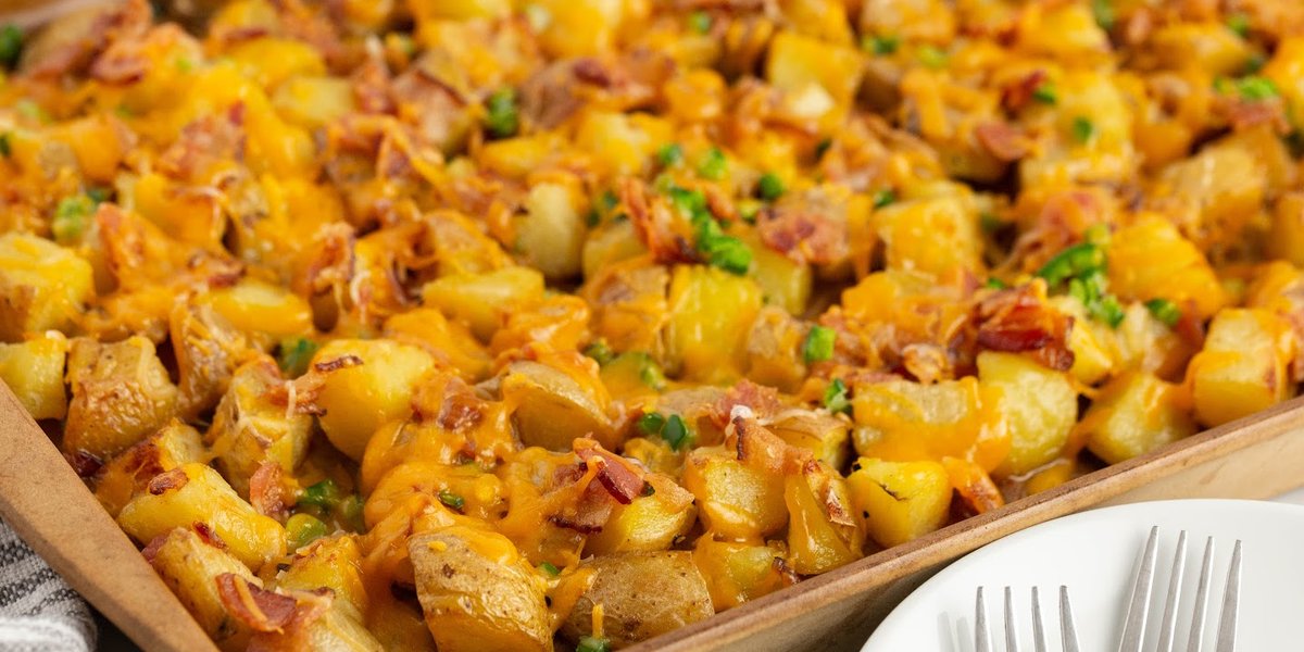 RealHousemoms's tweet photo. Cheesy Bacon Oven Potatoes are an easy breakfast recipe loaded with flavor! These oven fried potatoes will have everyone asking for seconds! #RHfood #cheese #bacon #jalapeno #potatoes #ovenpotatoes #breakfast #brunch #sidedish RECIPE->https://t.co/5erroBF0mZ https://t.co/TmR9WP0UrB
