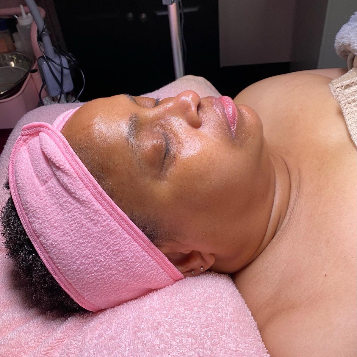 GaleazziKelly's tweet photo. I can post my client’s after facial photos all day! 😍 Another post hydro facial.💦 Such a beautiful GLOW for this Spring weather🌻👙🏝⛱💓 
.
.
#springskincare #springskin #hydrodermabrasion #hydrafacial #hydratedskin #skinhydration #facialskincare #fortworthskincare https://t.co/P8As5EZ1fd
