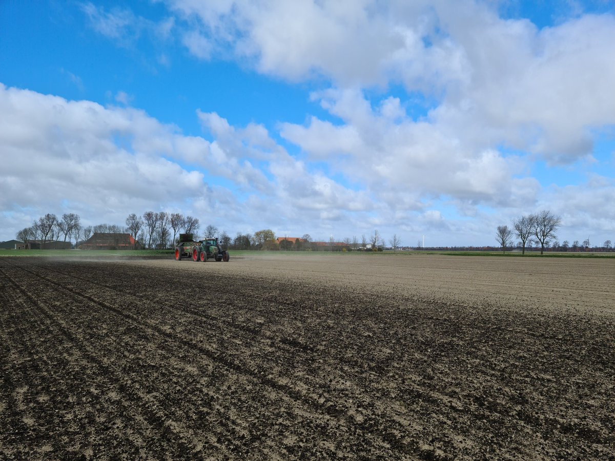Vandaag zijn de uien gezaaid, direct erachteraan heeft <a href="/WReijers/">Wouter Reijers</a> een dekentje van compost er over heen gereden.