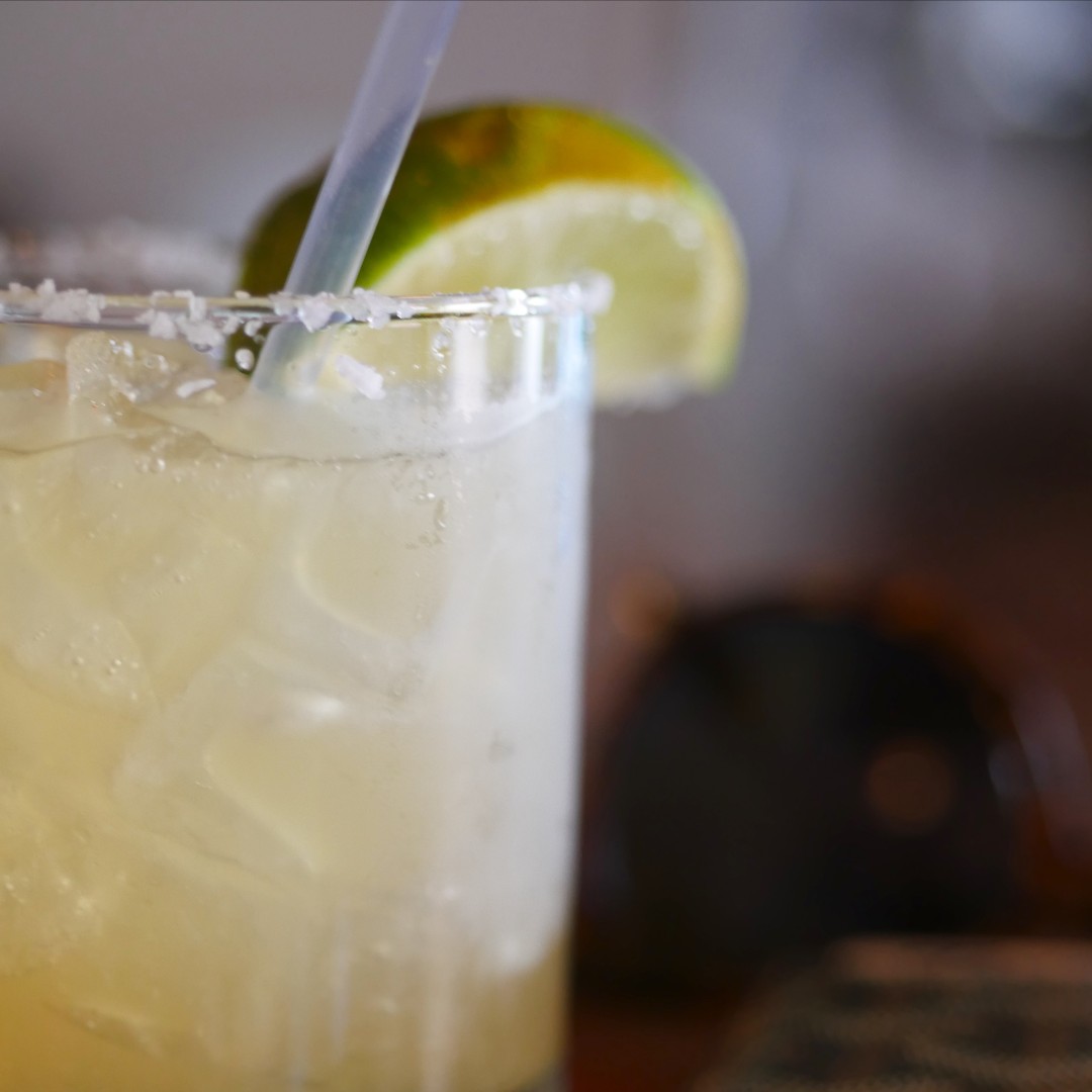 It's Friday at Rojo Mexican Grill and you do not wanna miss out on Happy Hour deals from 3-6pm! From Margs, Wine, Beer, Shots and Apps, Rojo Mexican Grill has it all! 🍹🌮