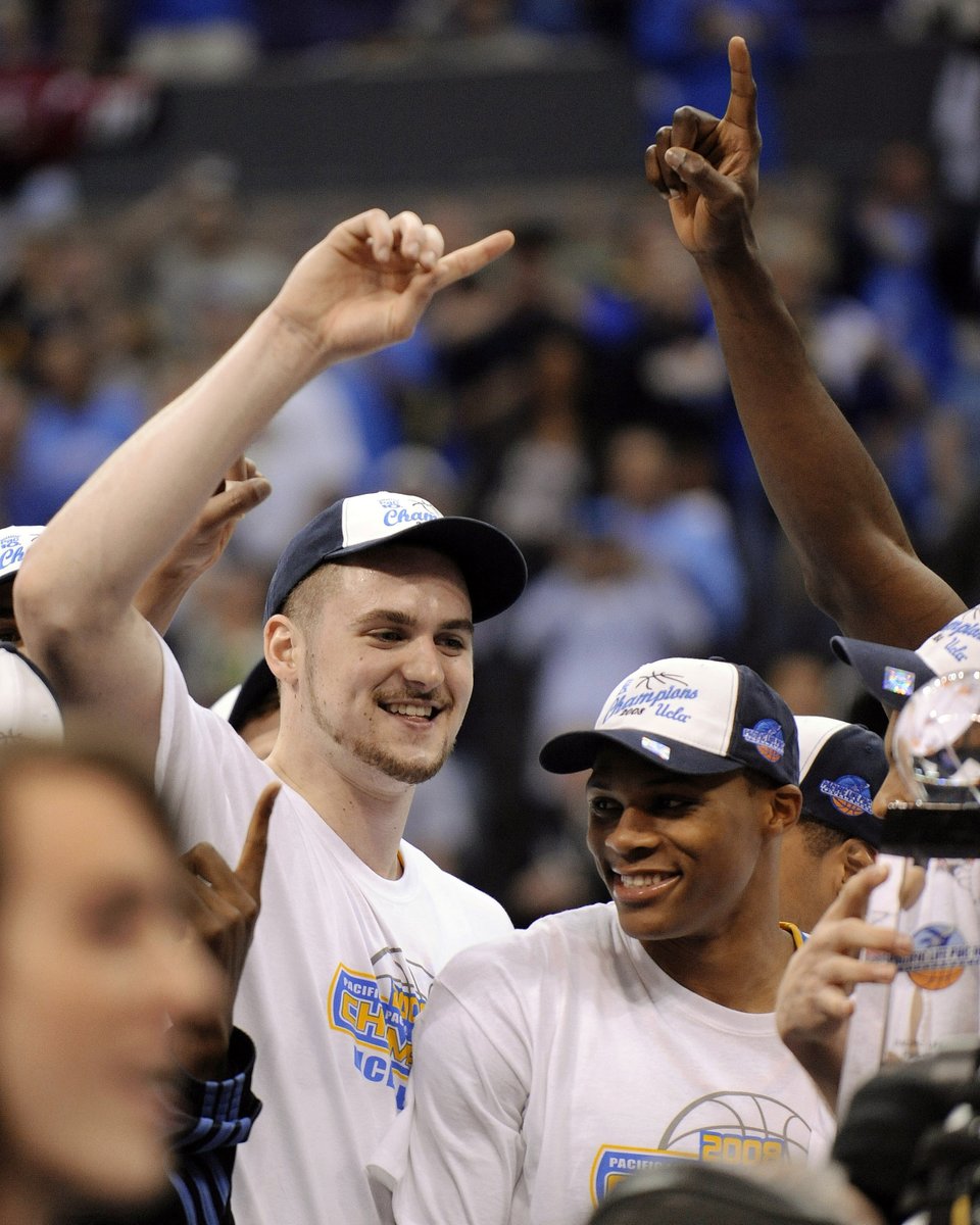 PlayersTribune's tweet photo. .@kevinlove on his years with @UCLAMBB: ”We were like family, that team. For almost every single person on that team, we could meet up in 20 years and be right on the same page.” https://t.co/TtwjaNsFSU #TPTArchive https://t.co/nAwt1i4gCA