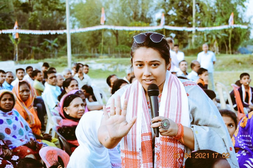 Deepjyotidas786's tweet photo. Today @angkitadutta Baa campaigned for INC candidate Shri Santanu Sarma ji at Patacharkuchi. https://t.co/XjpVYy2417