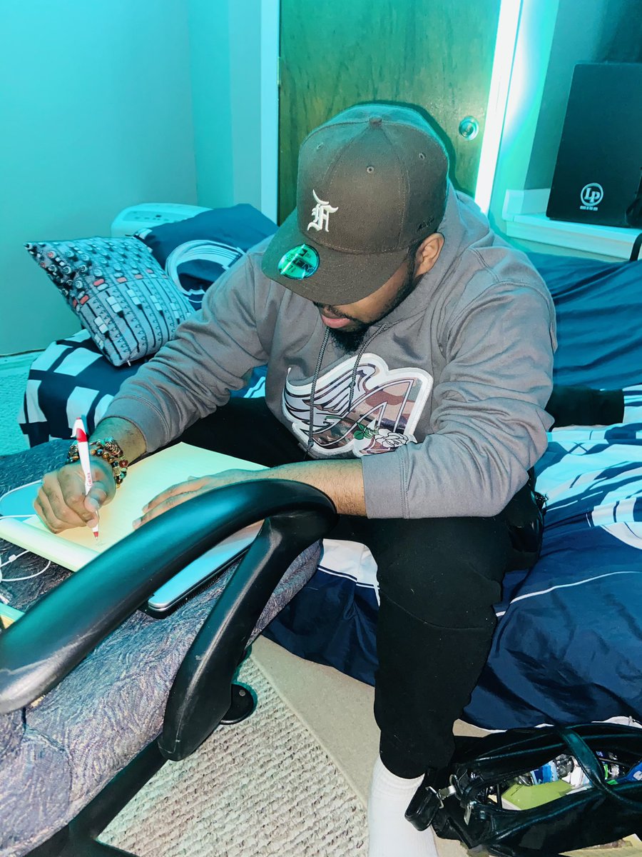 PoetryIsReality's tweet photo. Write it out 
poem , song or thoughts 
just write it out 💯🔥 https://t.co/xeUS52ia94