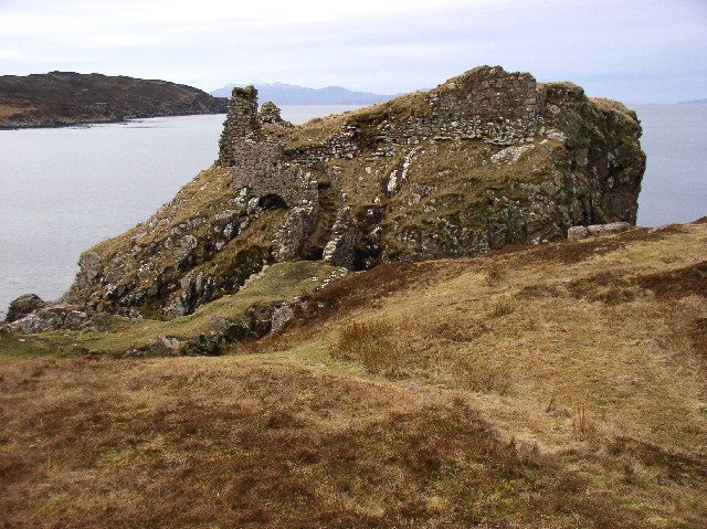 acmacleods's tweet photo. Castles that have been owned by the Clan MacLeod have included Dunscaith Castle, also known as Dun Sgathaich, near Armadale, Sleat, Isle of Skye, is a now ruinous castle on a rock by the sea. It was originally held by the MacAskills &amp; passed to the MacLeods in the 14th century. https://t.co/TioDz8Mjxa