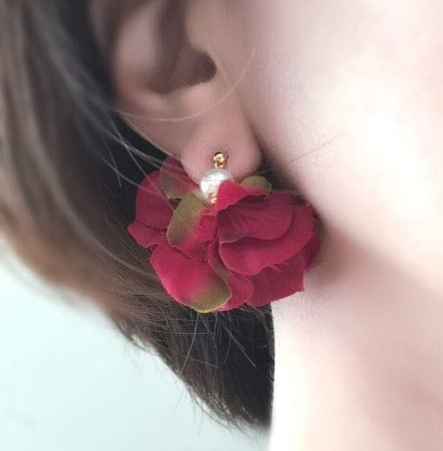 الورد  ...
وليد الاجنحة..
فهو من يدعوها لتطير
!