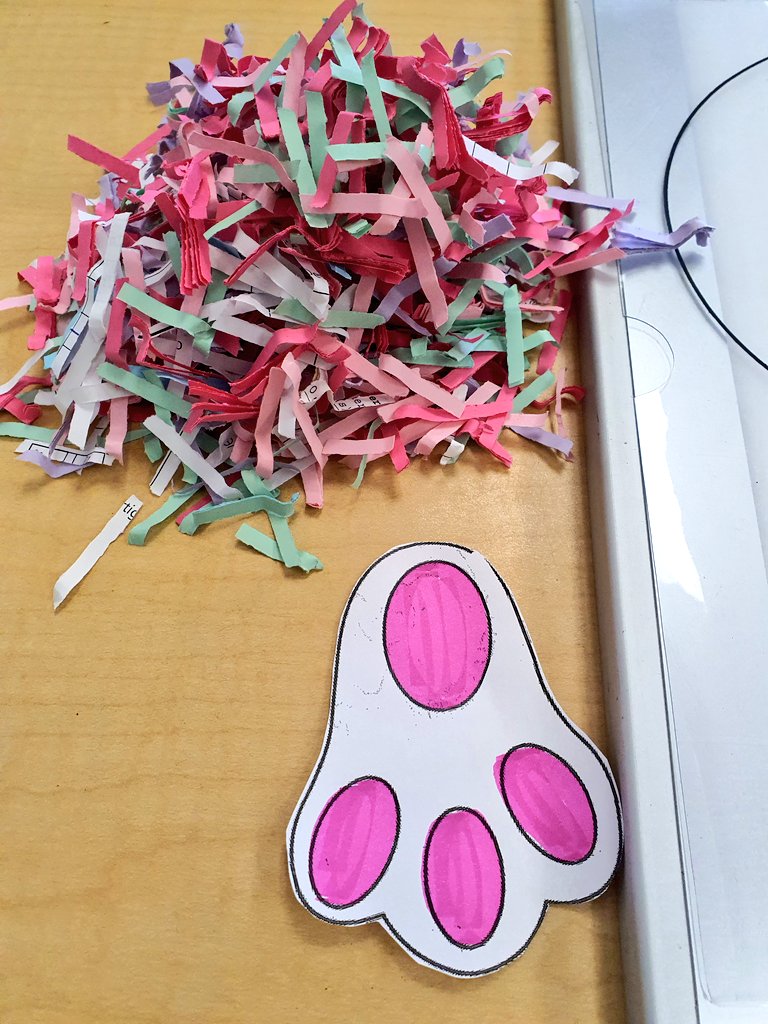 GrowingMinds105's tweet photo. We had a visitor sneak into our classroom 🐰🐇🐾 https://t.co/Gex1wXXsJ3