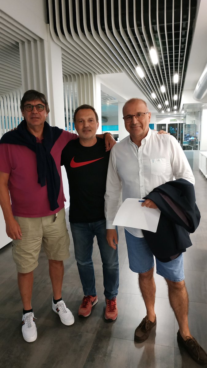 pabloabadg's tweet photo. @AgrasFernando @TonyStoryGNBA @AlesAnderTM @RafaelO75512012 @GBouso @flopeko @TVGalicia @DelpontPuga @ovidio_gonzalez @TVG Podo presumir de ter unha fotos cos dous @DelpontPuga @ovidio_gonzalez https://t.co/ciU4hE95gT