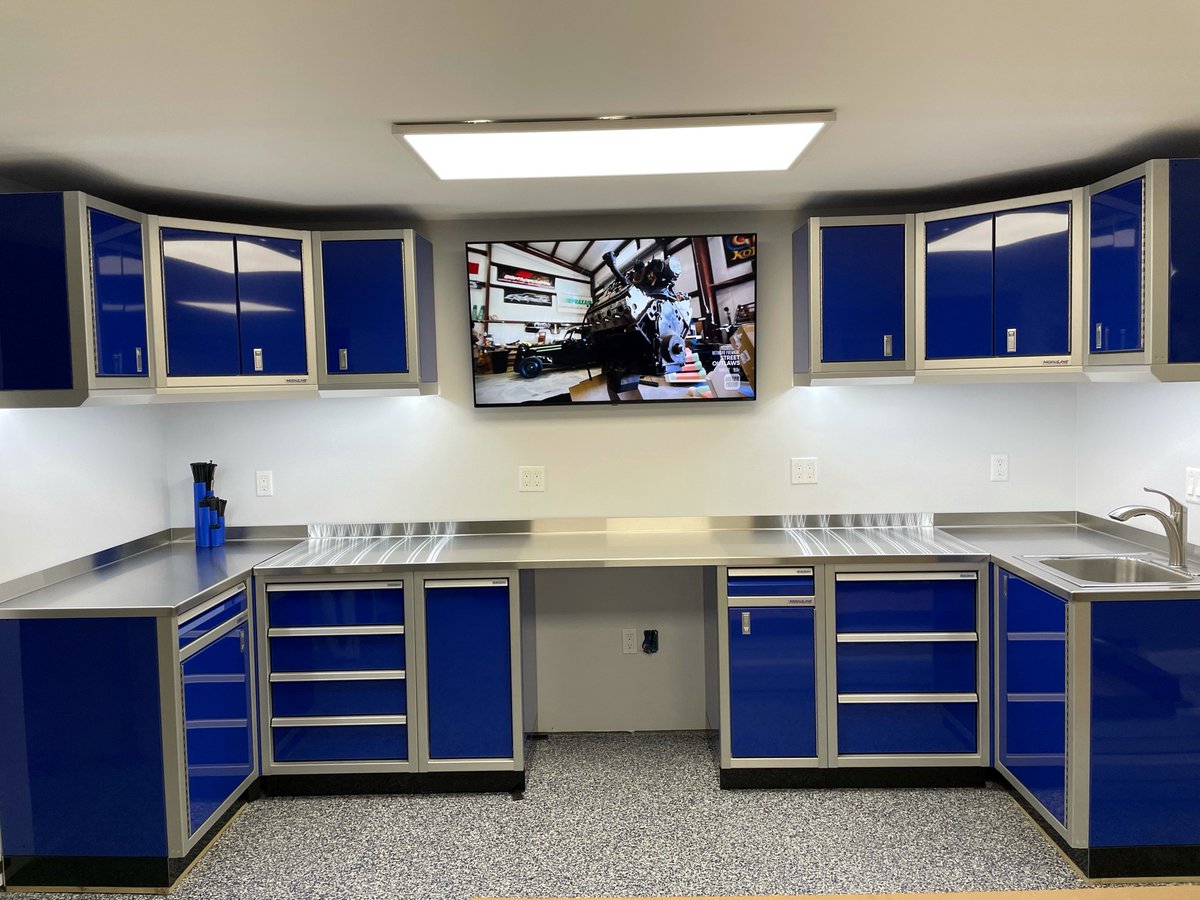 ModulineCabinet's tweet photo. Moduline Blue seems to be the color of choice by most of our customers.... #americanmade #aluminum #cabinets #workshop #Motorsport #Racing #mancave #quikdraw #toolbox #usa #blue #office #TGIF #moduline https://t.co/Y9oAy7EJaq